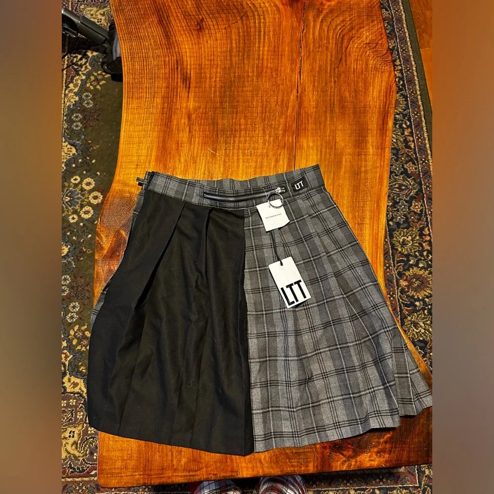 Love Too True Split Goth Skirt - NWT - US 6 - Picture 1 of 5